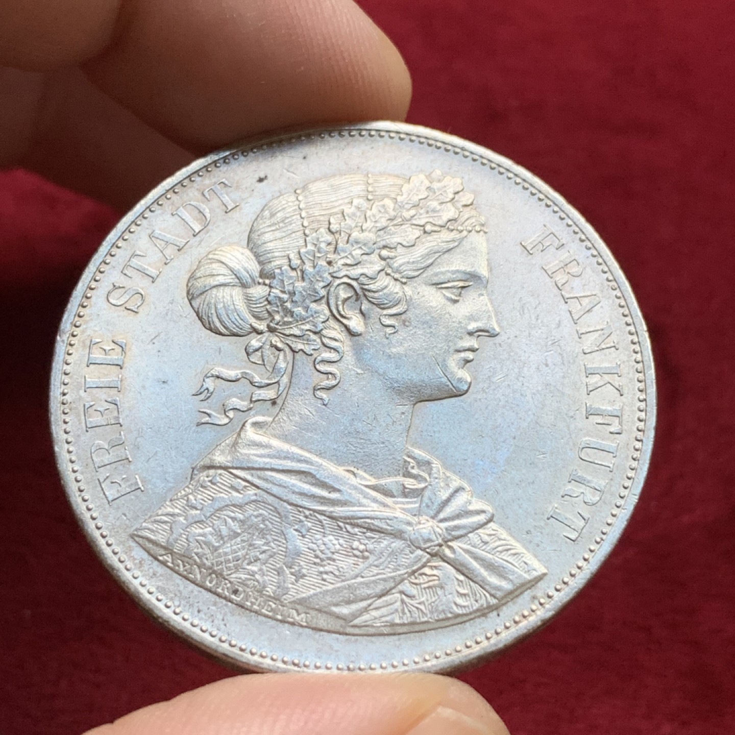 《竞宝斋》第100场-纪念拍卖 (全场包邮)中拍得限量纪念章 德国 1861年 法兰克福 少女 2泰勒 银币 37克大规格 状态好 带光 见视频