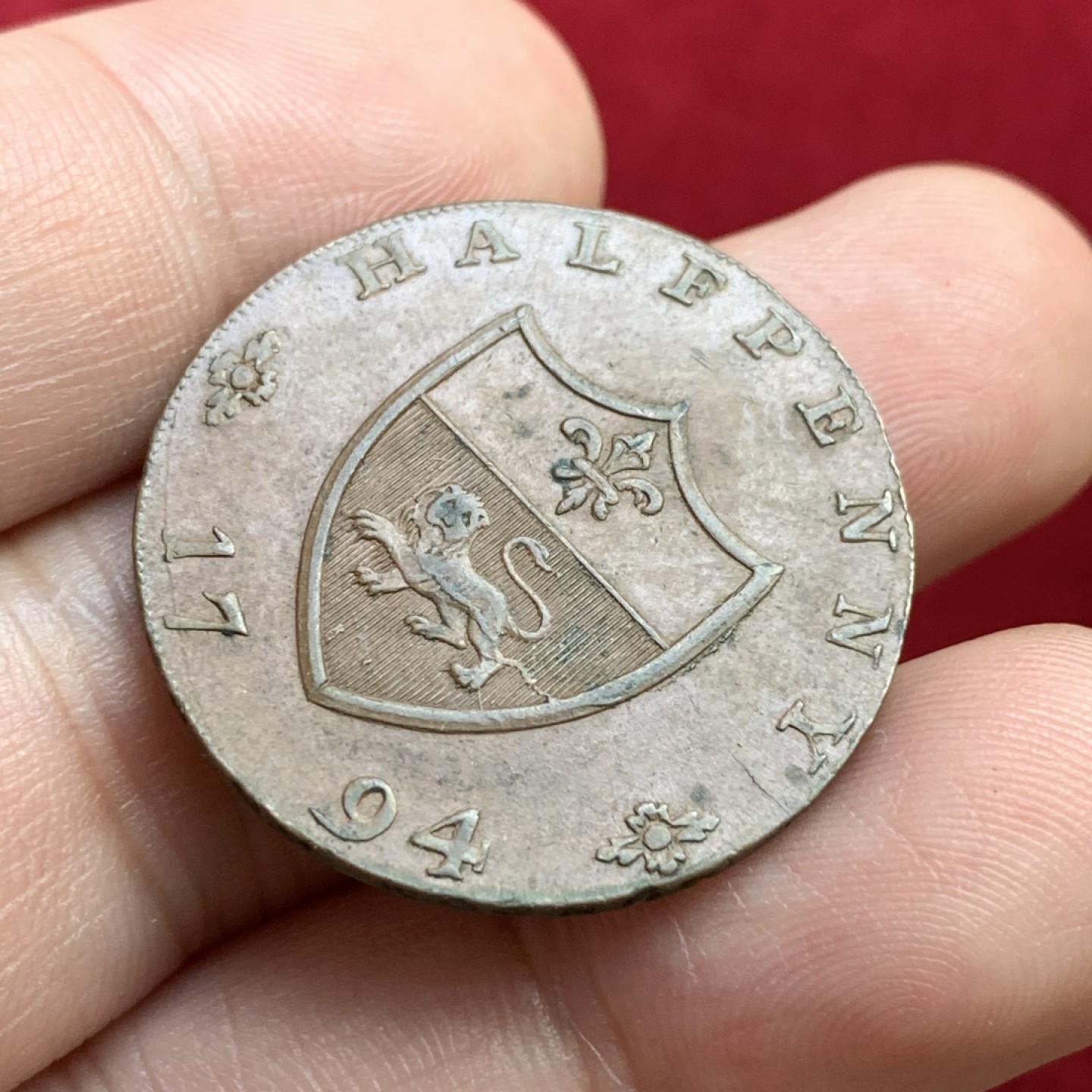 《竞宝斋》第100场-纪念拍卖 (全场包邮)中拍得限量纪念章 英国1794年兰开斯特公爵半便士代用铜币 正反细节好 底板平整 巧克力包浆漂亮