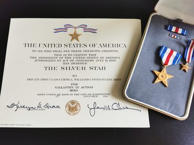 欢度国庆——号角文化七天假日大连拍第三场 - 美国1943年二战银星奖章 带略 珐琅略 迷你大全套带原盒 带证书 授予1943年西西里岛登陆作战的美国陆军一等兵威廉姆斯