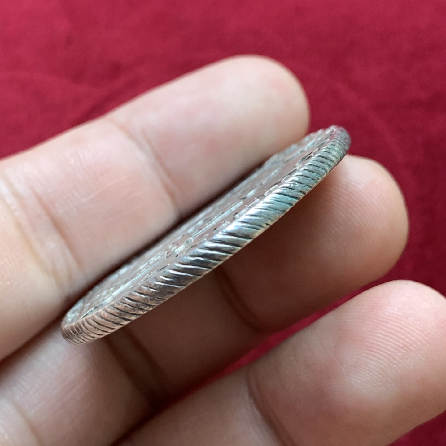 《竞宝斋》第100场-纪念拍卖 (全场包邮)中拍得限量纪念章 荷兰 1795年 3盾 女站人大银币 31.34克 的大重量  打制均匀 细节很不错 难得裸币 斜边齿 非常有特色