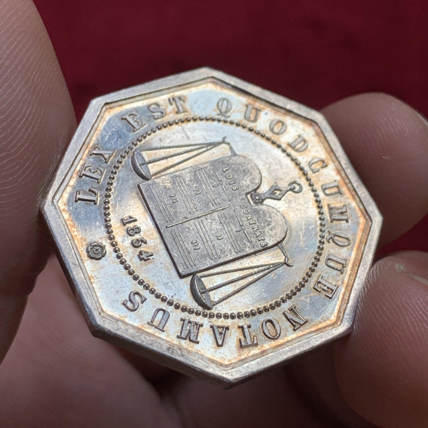 《竞宝斋》第100场-纪念拍卖 (全场包邮)中拍得限量纪念章 法国1854 公证人银质八角 MS级超好品 重14.75克 对角直径34.3mm 丰饶角边铭 银标