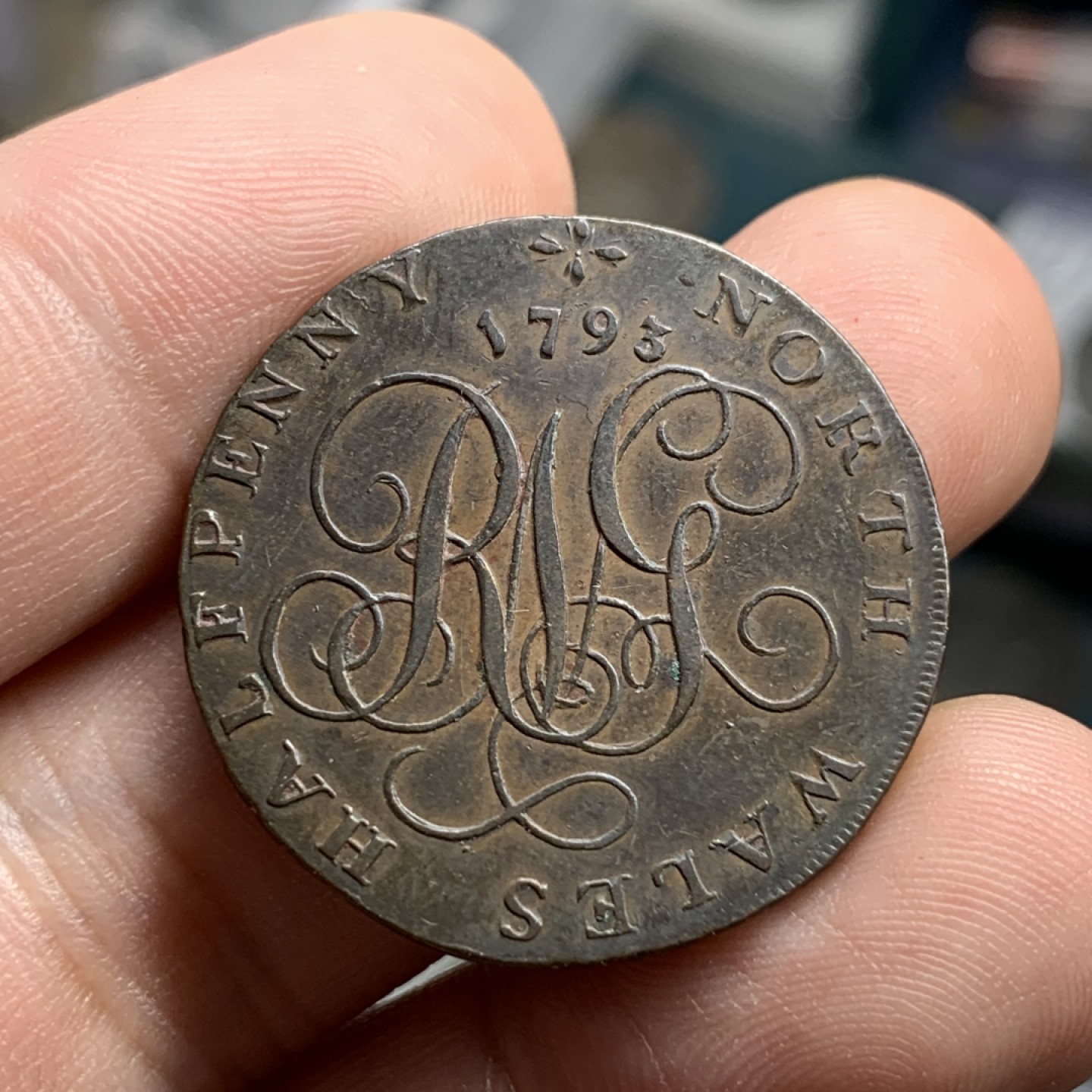 《竞宝斋》第100场-纪念拍卖 (全场包邮)中拍得限量纪念章 英国北威尔士1793年半便士代用铜币 巧克力包浆 人物磨损小 非常好的一枚