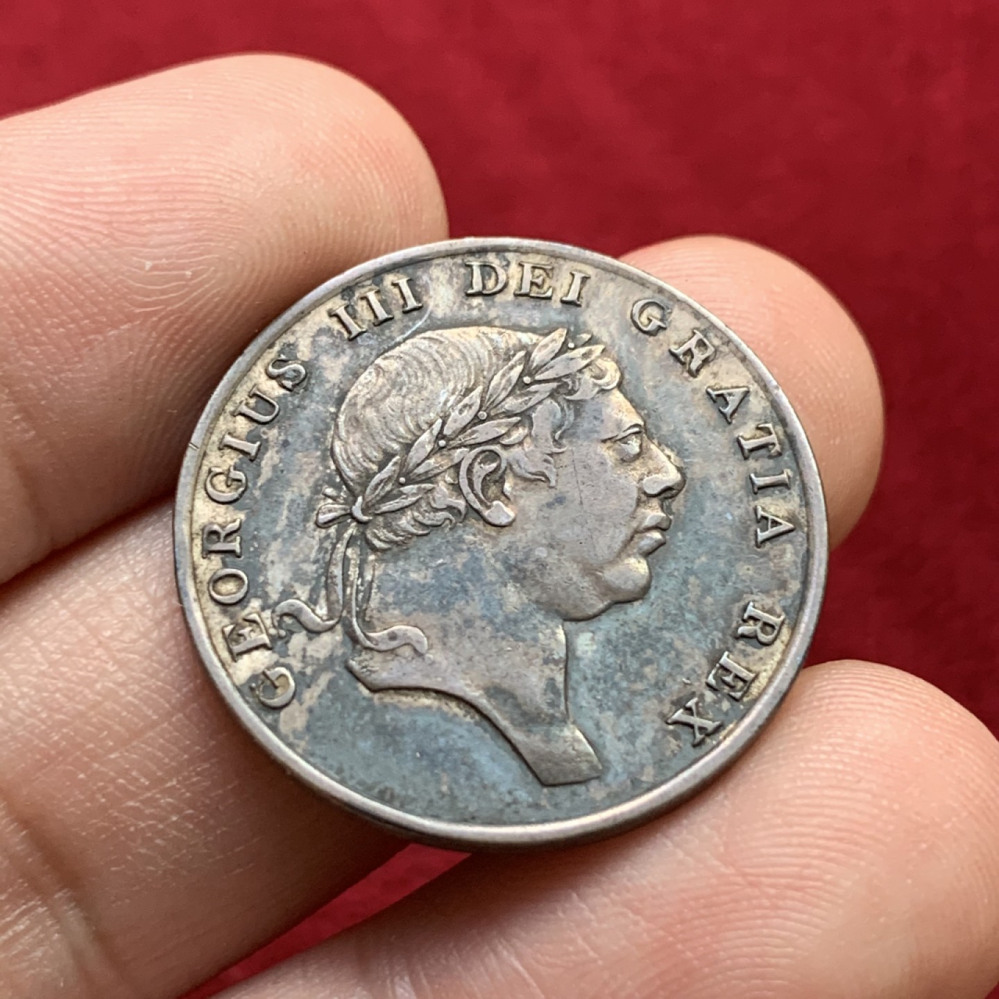 《竞宝斋》第100场-纪念拍卖 (全场包邮)中拍得限量纪念章 AU+ 英格兰 1813年  乔三 1先令6便士银币 原味深包浆 难得品相 书价极高XF的300美元