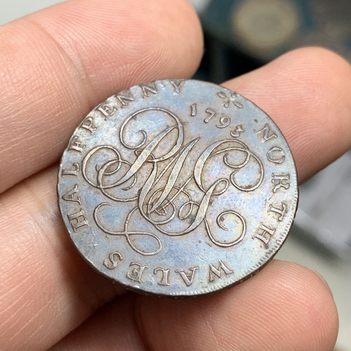 《竞宝斋》第100场-纪念拍卖 (全场包邮)中拍得限量纪念章 英国北威尔士1793年半便士代用铜币 巧克力包浆 人物磨损小 非常好的一枚