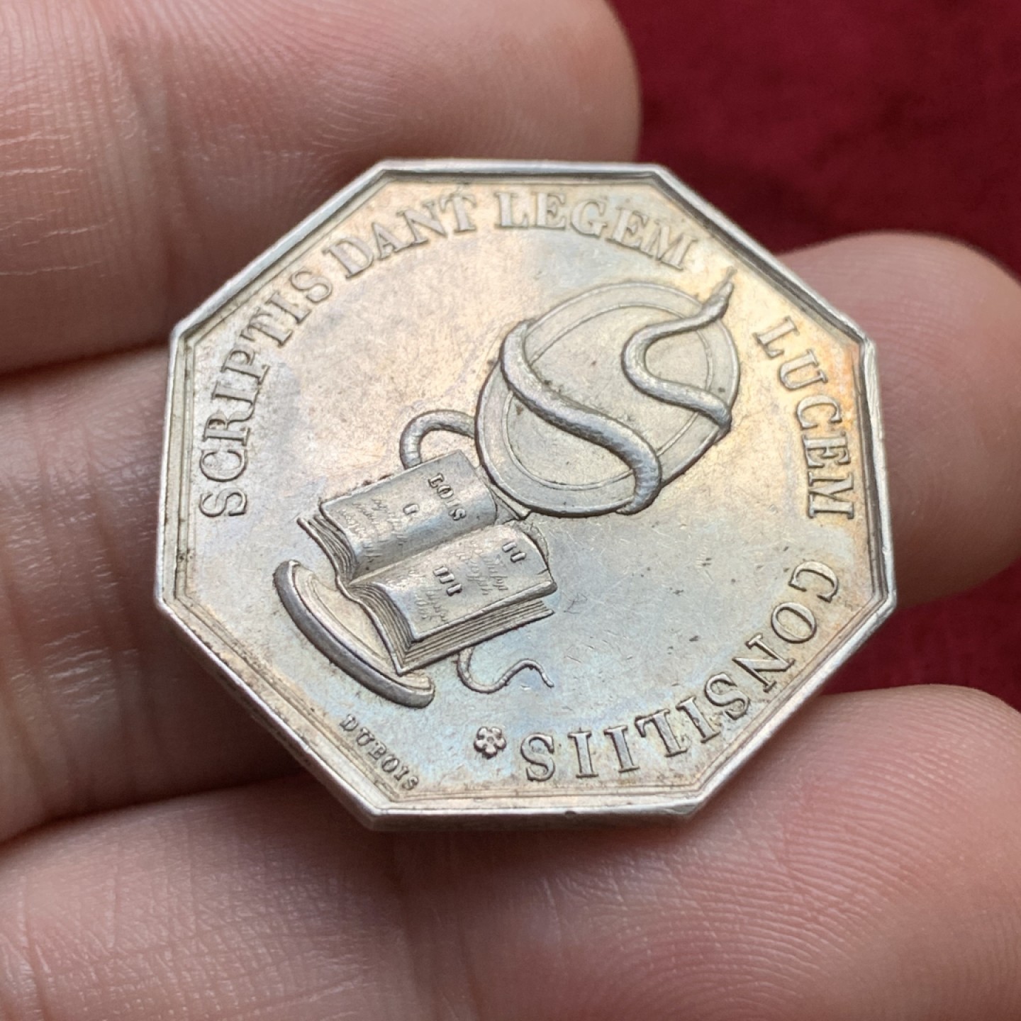 《竞宝斋》第100场-纪念拍卖 (全场包邮)中拍得限量纪念章 法国热芒公证人八角银质代币 手指边铭 银标 重11.26克 对角直径31mm 第一次过手的品种 比较难得