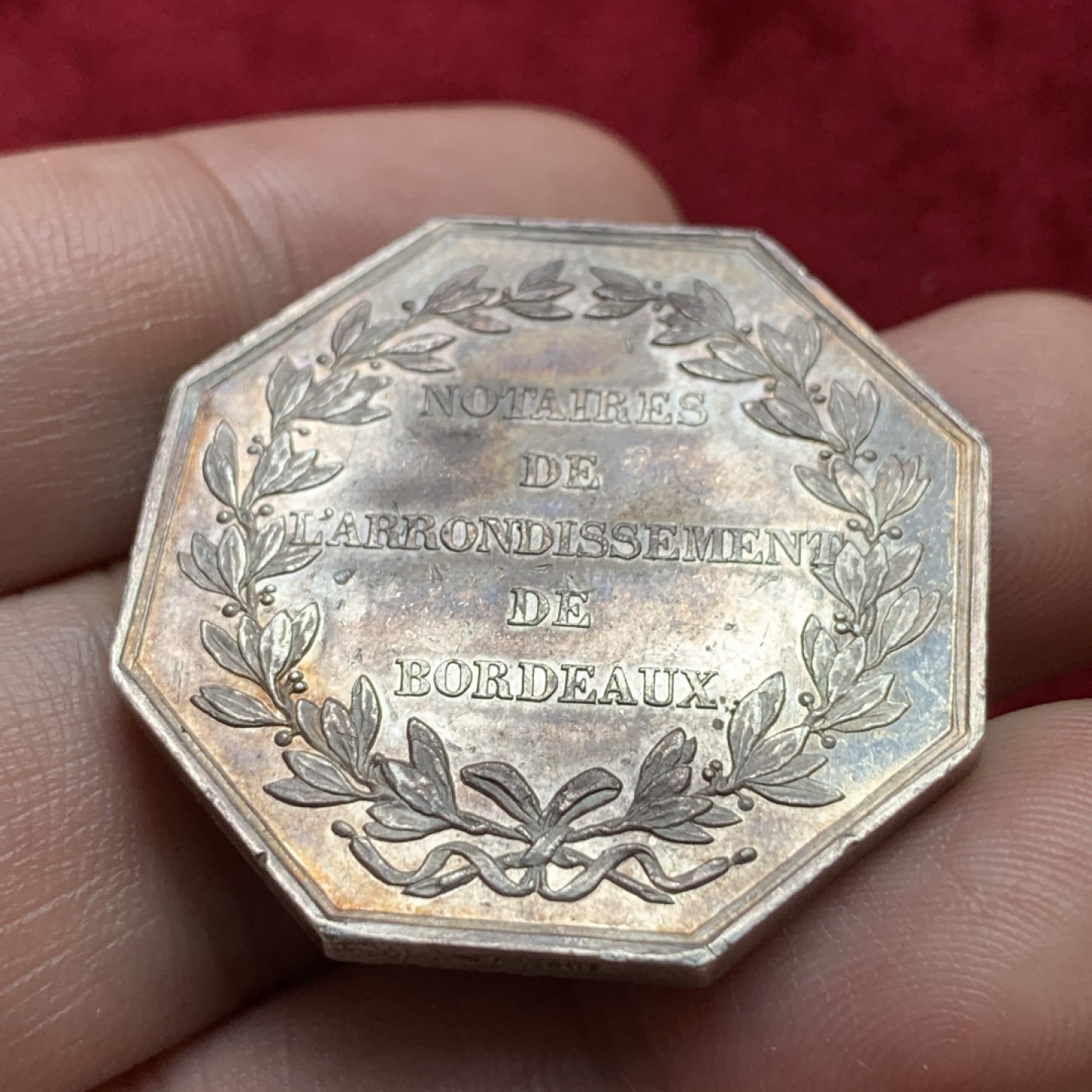 《竞宝斋》第100场-纪念拍卖 (全场包邮)中拍得限量纪念章 法国1845至1860年 公证人银质八角代币 重14.46克 对角直径36.1mm 深五彩包浆 状态难得 手指边铭 银标