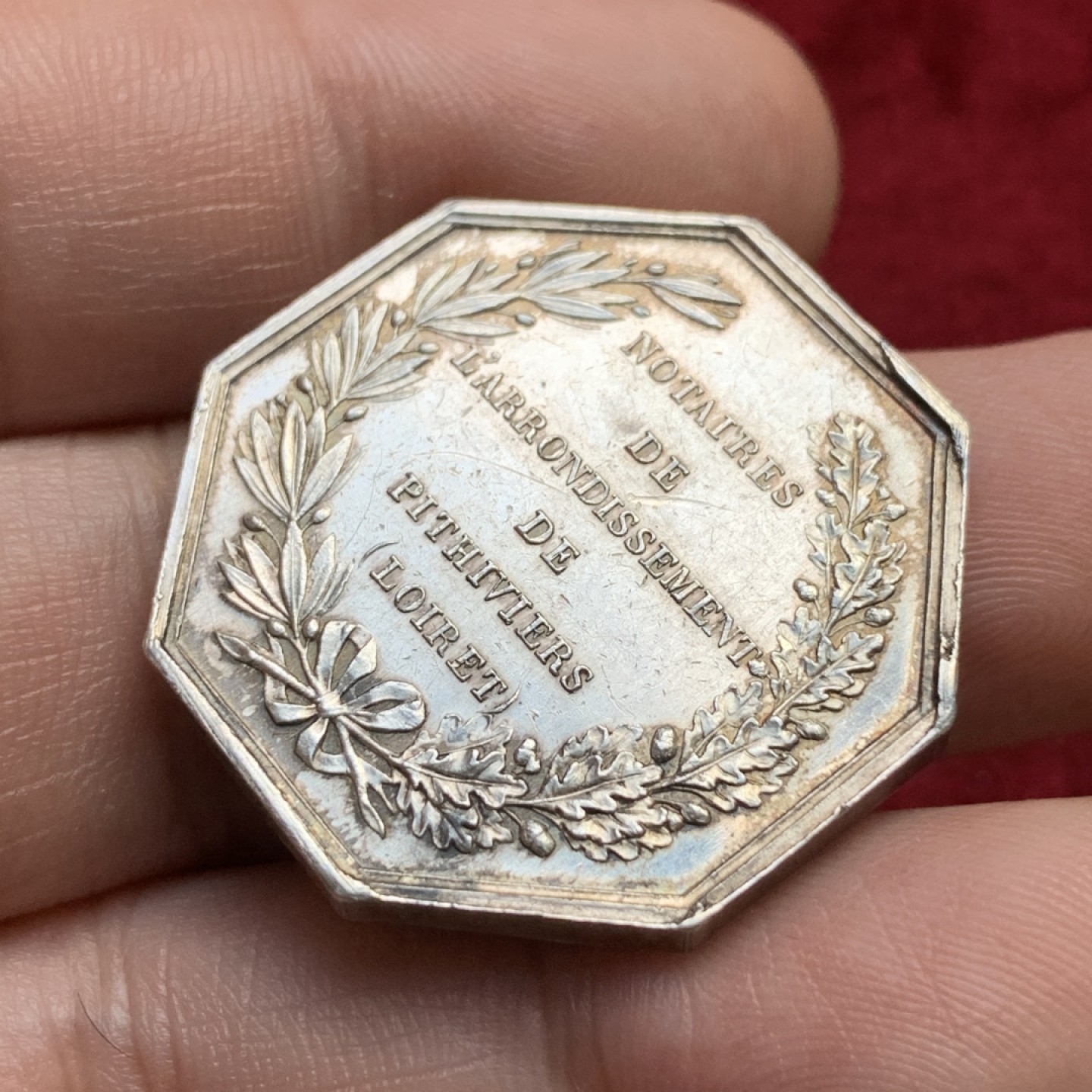 《竞宝斋》第100场-纪念拍卖 (全场包邮)中拍得限量纪念章 法国 1860至1879年 公证人八角代币 非常厚重 蜜蜂边铭 银标 对角直径33.27mm 重16.7克 