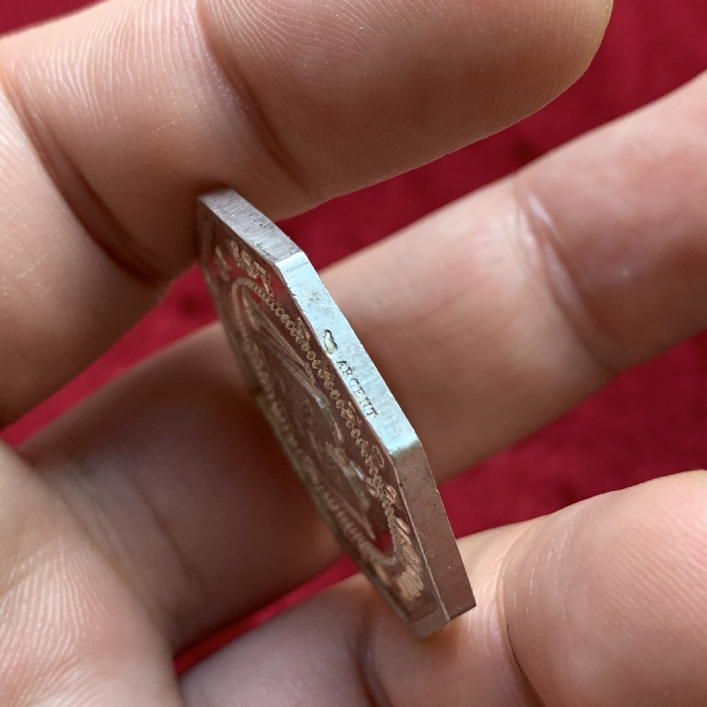 《竞宝斋》第100场-纪念拍卖 (全场包邮)中拍得限量纪念章 法国1854 公证人银质八角 MS级超好品 重14.75克 对角直径34.3mm 丰饶角边铭 银标