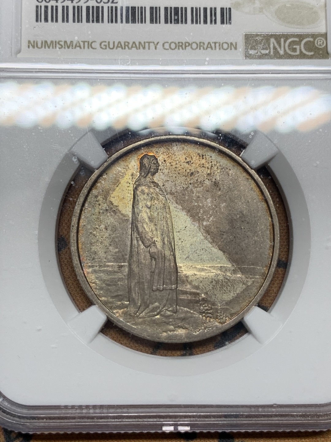 《竞宝斋》第100场-纪念拍卖 (全场包邮)中拍得限量纪念章 NGC AU58 挪威 1914年 宪法百年 2克朗银币 超炫五彩 人像端立 背面细节拉满 北欧品种都不品便宜