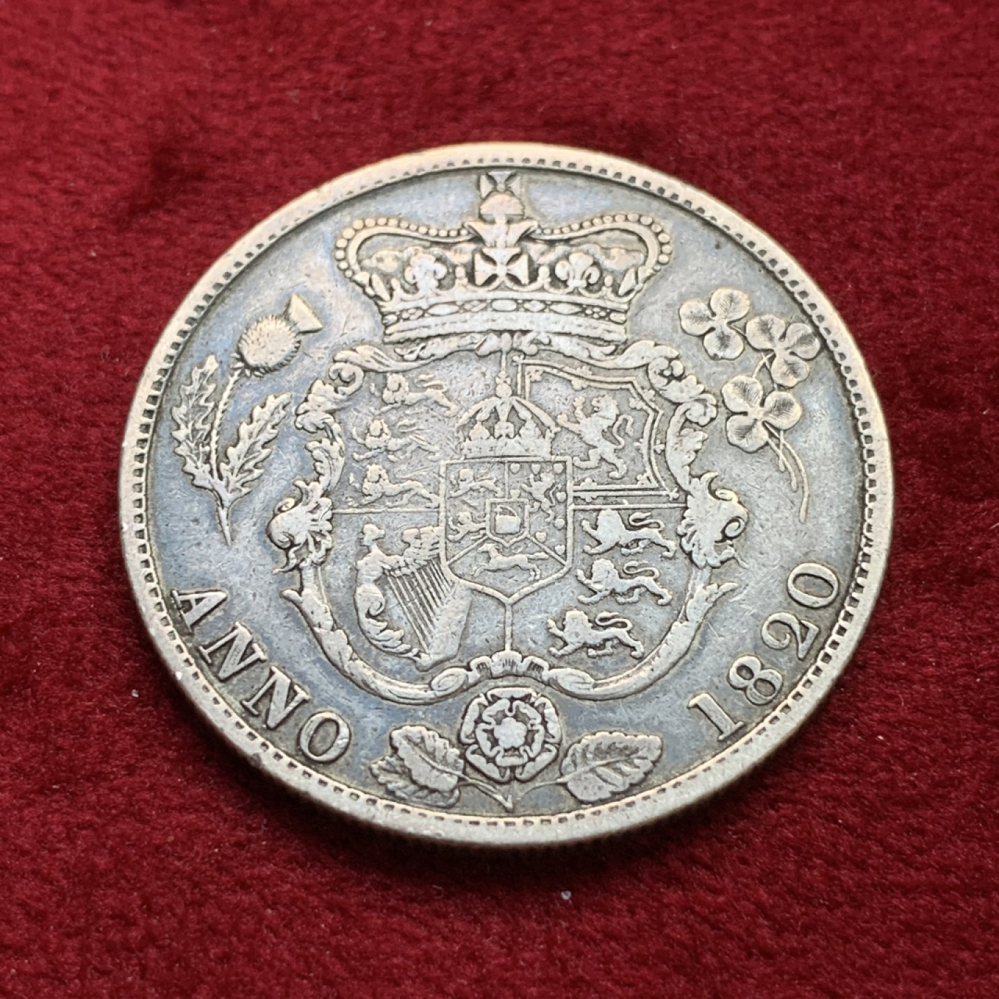 《竞宝斋》第100场-纪念拍卖 (全场包邮)中拍得限量纪念章 热门品种 英国 1820年 乔四半克朗 银币 老五彩包浆 状态自然 可收藏