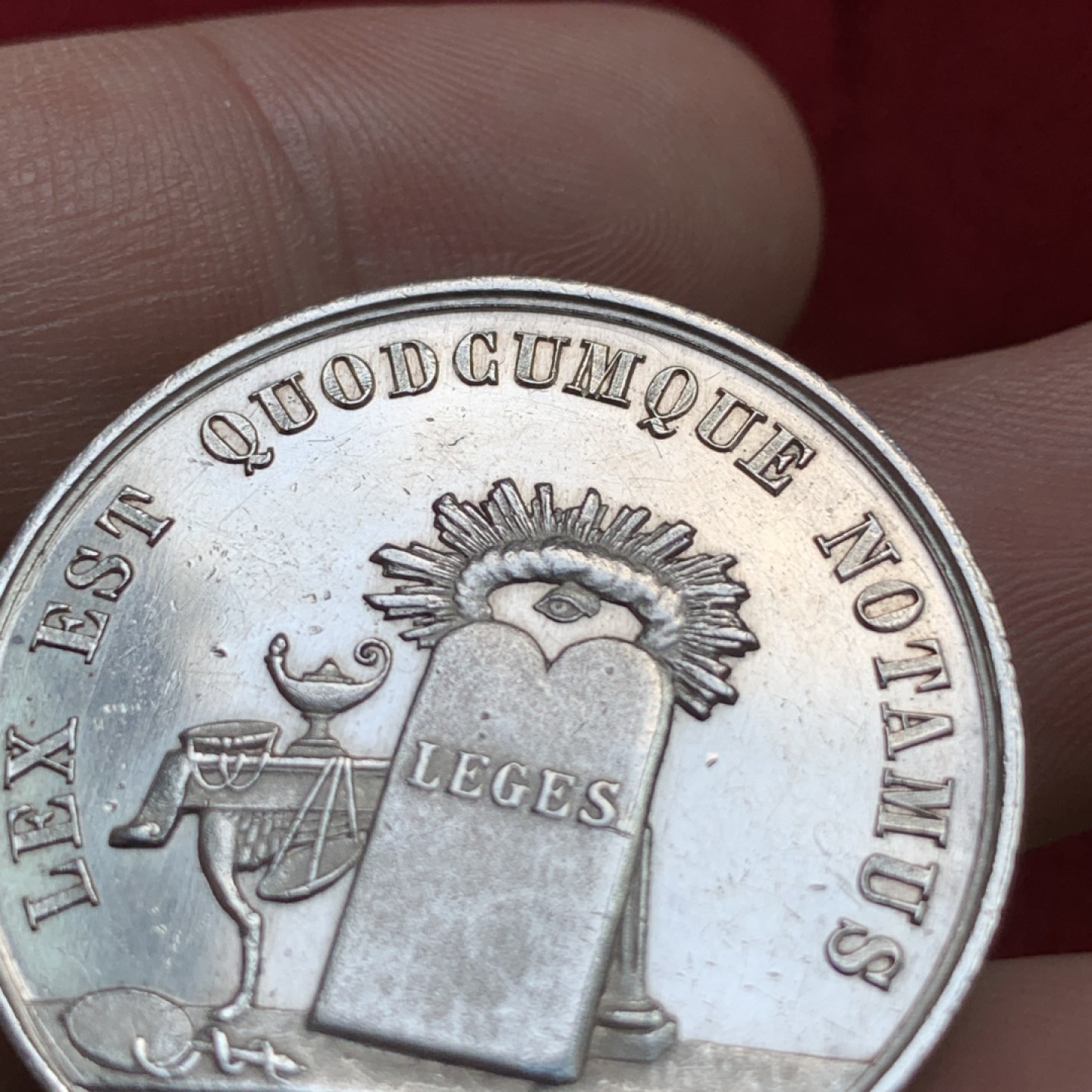 《竞宝斋》第100场-纪念拍卖 (全场包邮)中拍得限量纪念章 法国 1860至1879年左右 拉昂区公证人圆型银质代币 细节很不错 直径32.7mm 重12.9克 蜜蜂边铭 银标