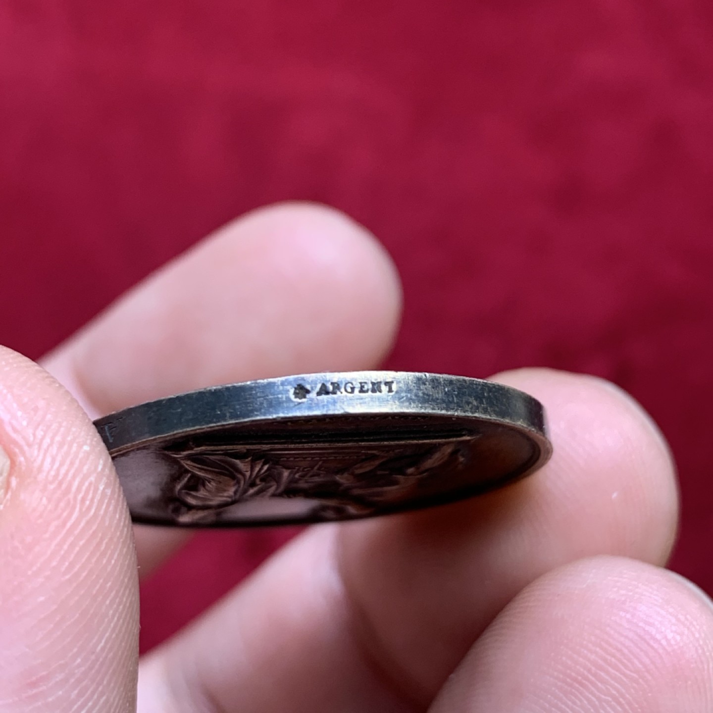 《竞宝斋》第100场-纪念拍卖 (全场包邮)中拍得限量纪念章 法国1864年 银质结婚纪念章 背面花体铭文 边缘带夫妻名字及结婚日期 蜜蜂边铭 银标 深色包浆 比较难得的一枚 直径23.3mm 重11.3克