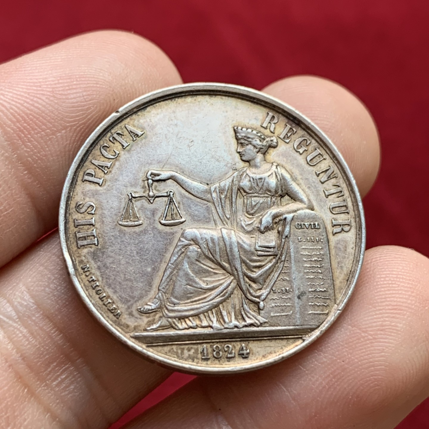 《竞宝斋》第100场-纪念拍卖 (全场包邮)中拍得限量纪念章 法国 1824年 兰斯区公证人圆型代币 丰饶角边铭 原味深五彩包浆 重11.9克 直径33.3mm 