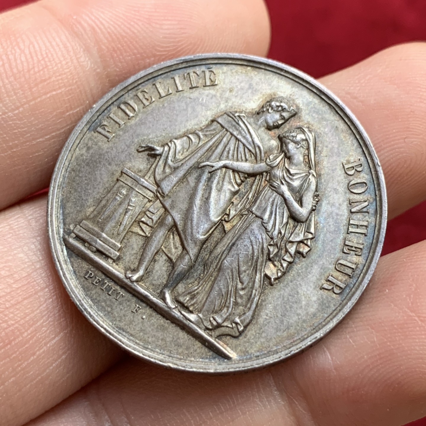 《竞宝斋》第100场-纪念拍卖 (全场包邮)中拍得限量纪念章 法国 1876年 银质婚章 深五彩包浆 背面花体铭文 边缘带新人名字及结婚日期 蜜蜂边铭 银标 直径33.7mm 重16克