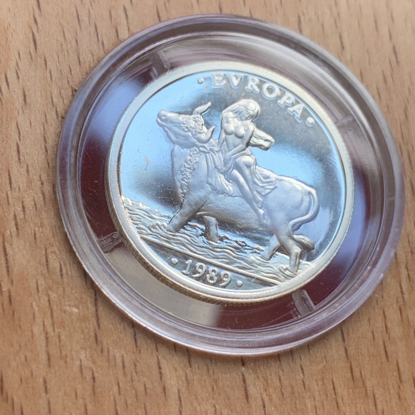 《竞宝斋》第100场-纪念拍卖 (全场包邮)中拍得限量纪念章 原盒证书 西班牙1989年 骑牛女神 ECU 精致银币