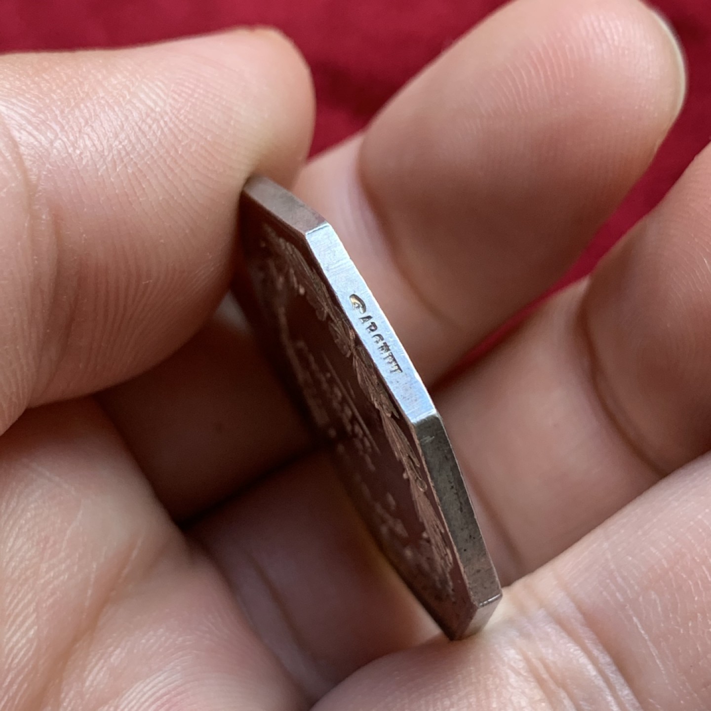 《竞宝斋》第100场-纪念拍卖 (全场包邮)中拍得限量纪念章 法国 1838年公证人八角银质代币 重13.3克 对角直径33mm 手指边铭 银标