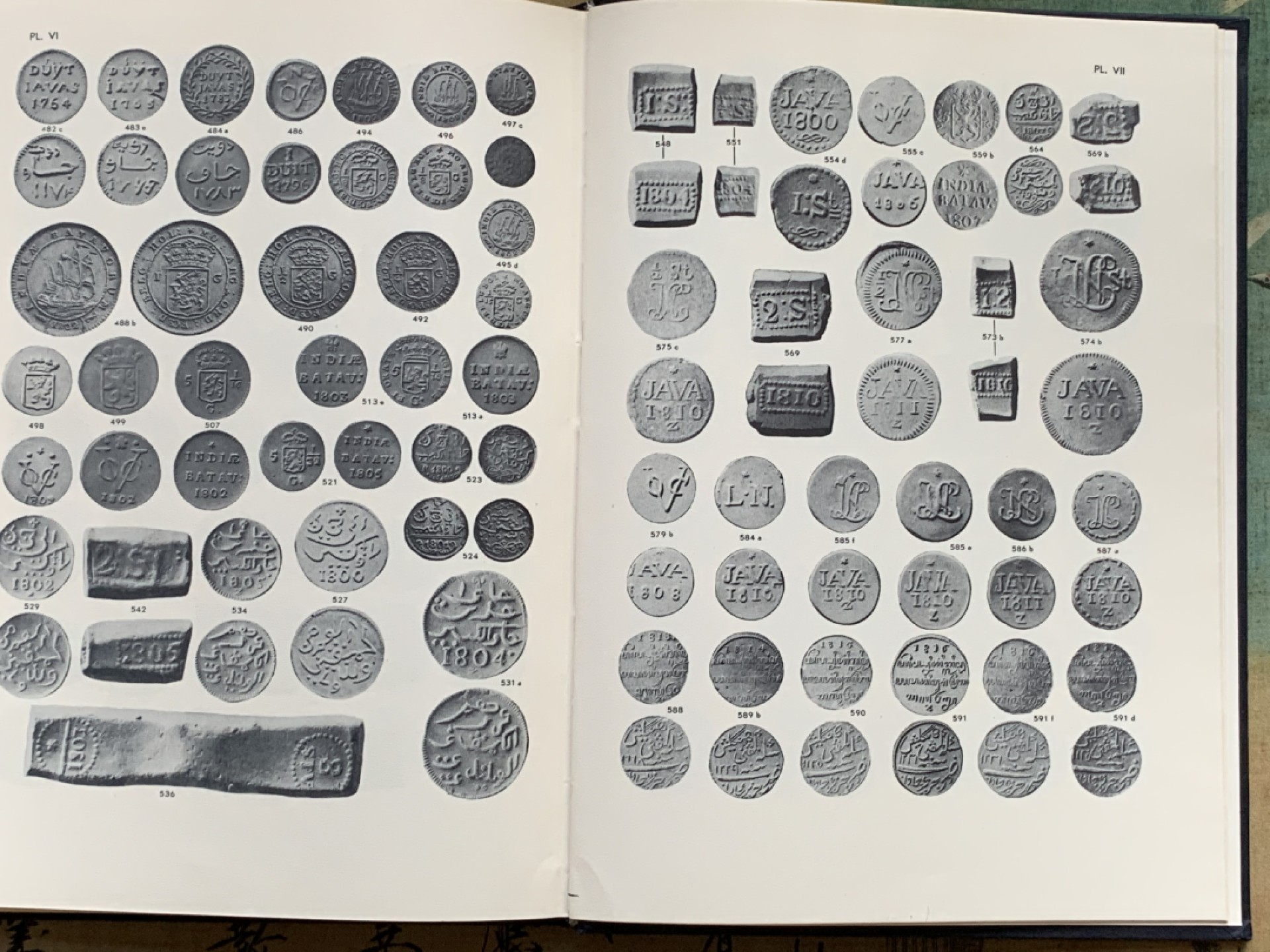 《竞宝斋》第100场-纪念拍卖 (全场包邮)中拍得限量纪念章 精装 荷兰 1601-1948 海外殖民地 钱币参考目录 记录海上马车夫 当年各殖民地钱币的信息 书接近A4纸大小 非常少见