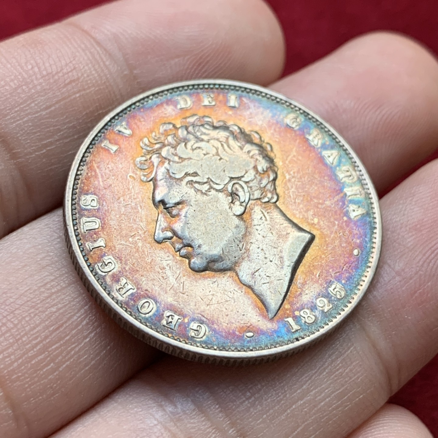 《竞宝斋》第100场-纪念拍卖 (全场包邮)中拍得限量纪念章 少见品种 英国 1825年 乔四 半克朗银币 细节很不错 包浆放几年室内自然形成 大窗帘也不错