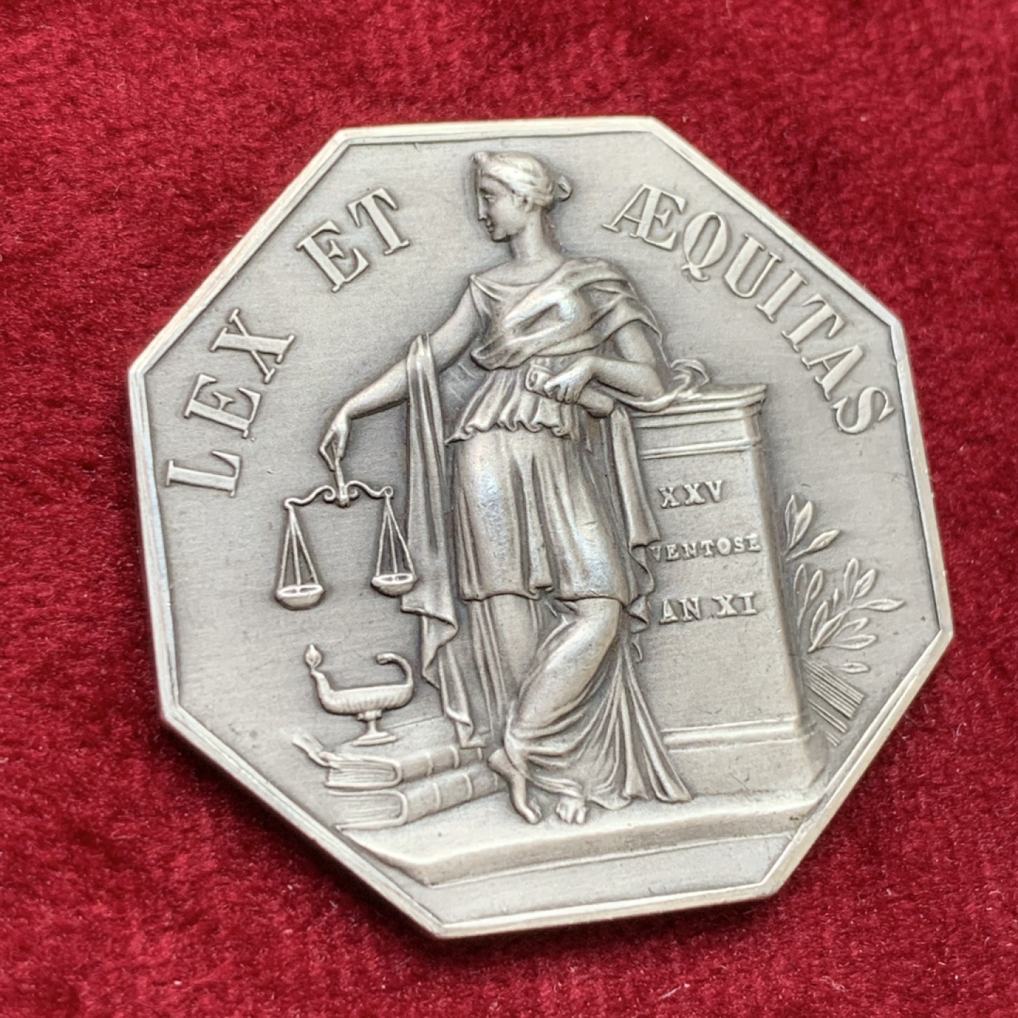 《竞宝斋》第100场-纪念拍卖 (全场包邮)中拍得限量纪念章 法国里尔省公证女神八角银章 重19.24克 对角直径36.7mm 丰饶角边铭 银标