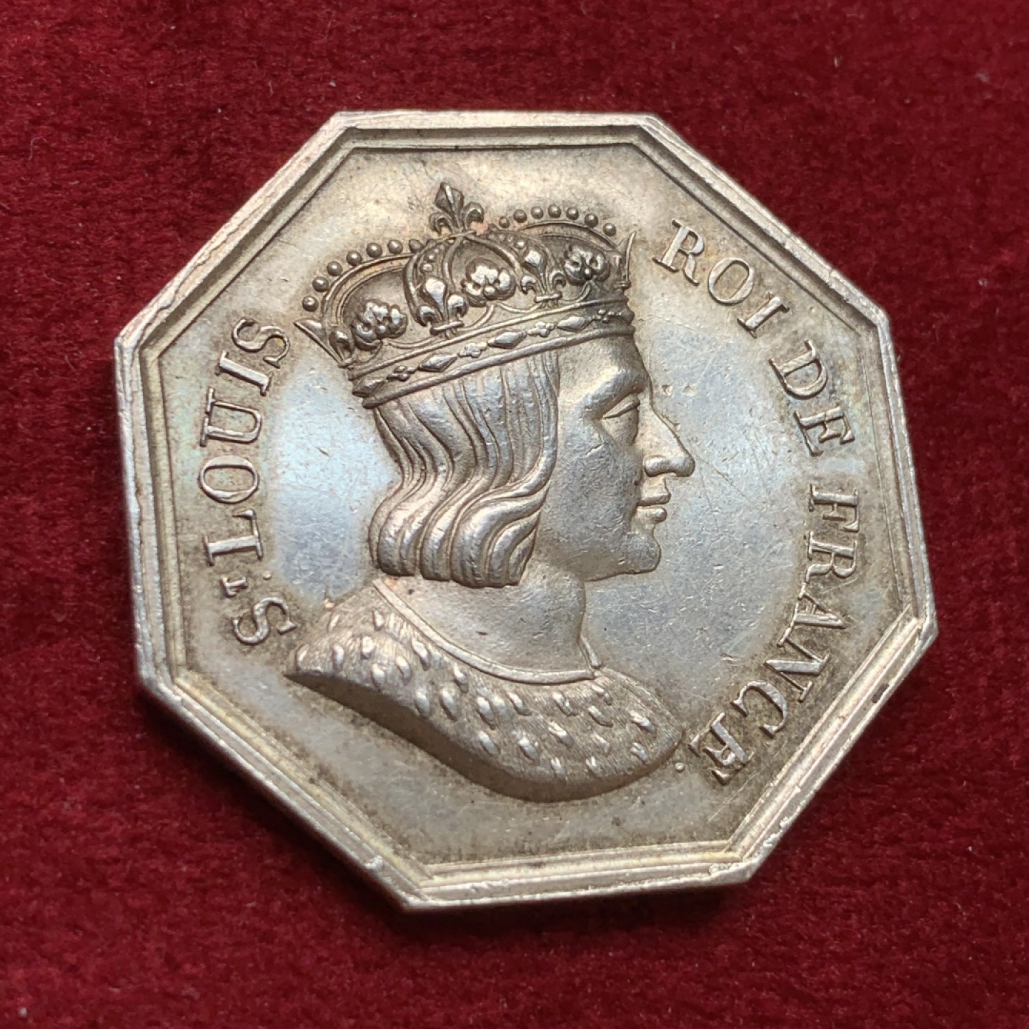 《竞宝斋》第100场-纪念拍卖 (全场包邮)中拍得限量纪念章 法国1832至1841年圣路易斯公证人八角银质代币 非常少见品种 细节保存的非常好 重14.45克 对角直径33.8mm 神灯边铭 银标
