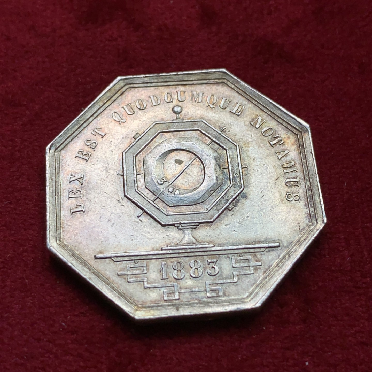 《竞宝斋》第100场-纪念拍卖 (全场包邮)中拍得限量纪念章 法国 1883年 里昂公证处 宪法握手版 八角银质代币 重16.6克 对角直径35.1mm 比较大的规格 丰饶角边铭 银标 元素非常丰富