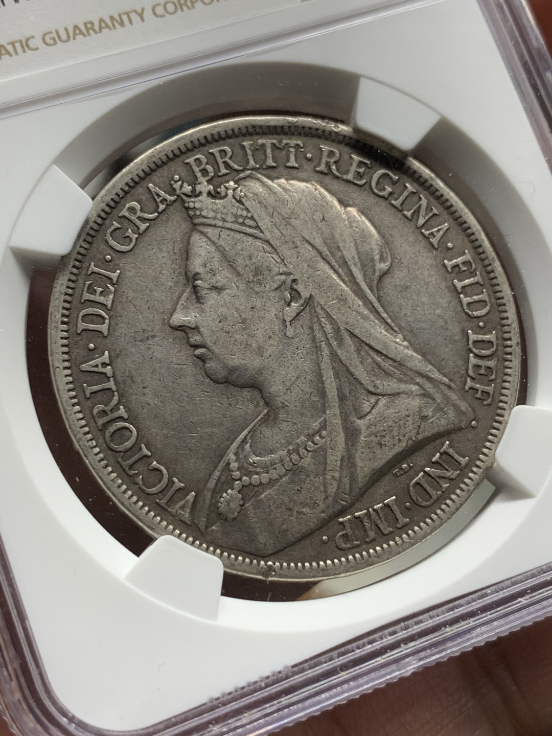 《竞宝斋》第100场-纪念拍卖 (全场包邮)中拍得限量纪念章 NGC XF40 英国 1893年 维多利亚女王 披纱版 克朗马剑银币 原味包浆 尽在状态中