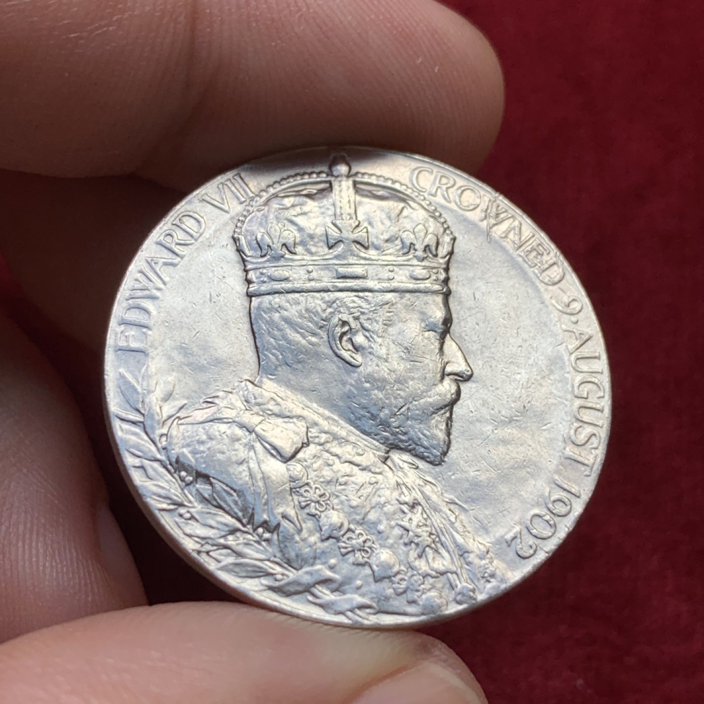 《竞宝斋》第100场-纪念拍卖 (全场包邮)中拍得限量纪念章 英国 爱七 1902年 登基 纪念银章 14.1克 31.1直径 保存的不错