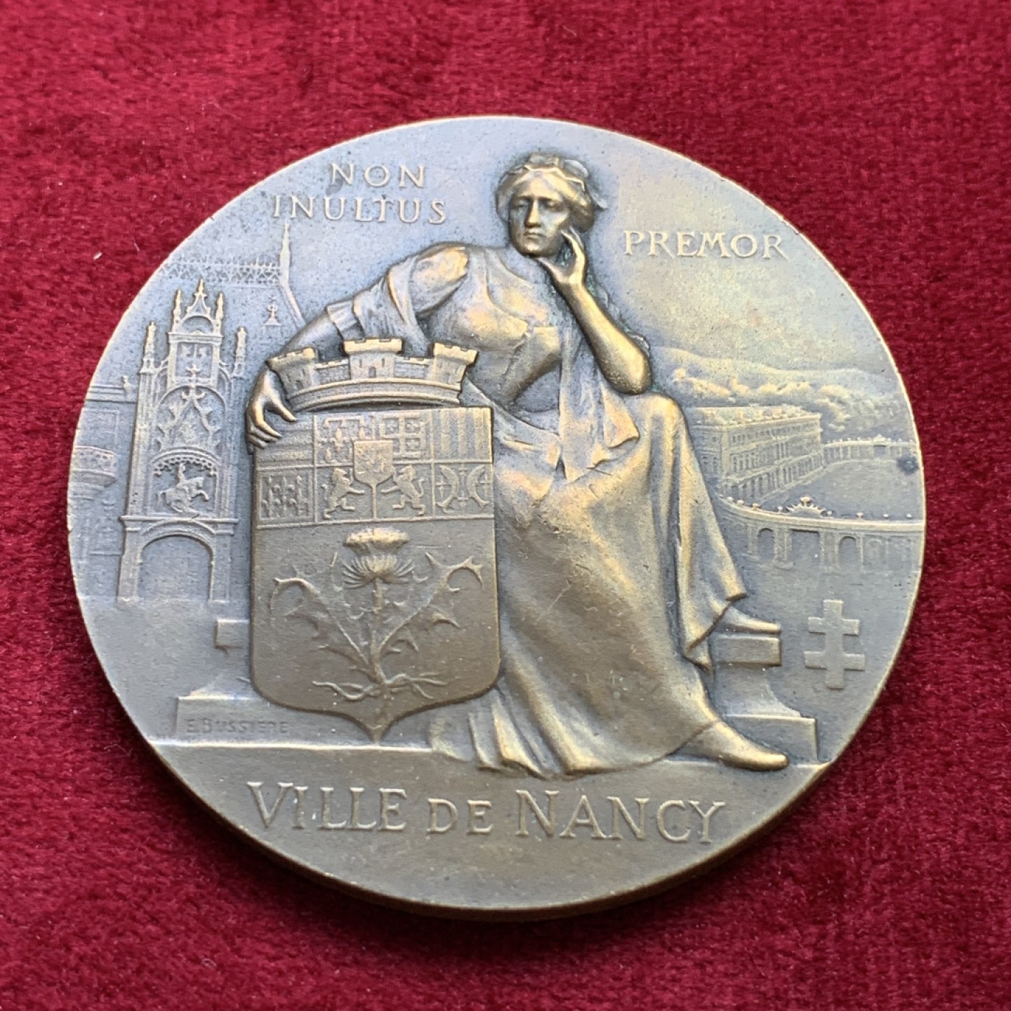 《竞宝斋》第100场-纪念拍卖 (全场包邮)中拍得限量纪念章 法国 1909年 东部国际博览会 铜章 正面大气，背面可爱 小孩堵着喷泉的嘴 非常有趣 60.2克 50mm大直径 丰饶角铜标