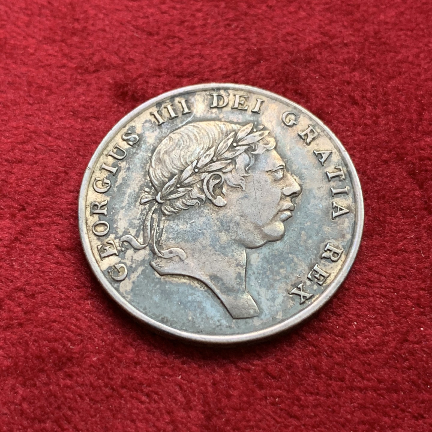 《竞宝斋》第100场-纪念拍卖 (全场包邮)中拍得限量纪念章 AU+ 英格兰 1813年  乔三 1先令6便士银币 原味深包浆 难得品相 书价极高XF的300美元