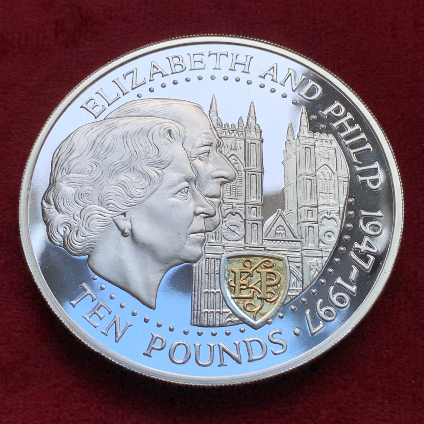 《竞宝斋》第100场-纪念拍卖 (全场包邮)中拍得限量纪念章 英属根西 1997年 伊丽莎白二世与菲利普亲王 金婚纪念 5盎司大银币 156克999银 非常少见的品种 已经成为绝唱