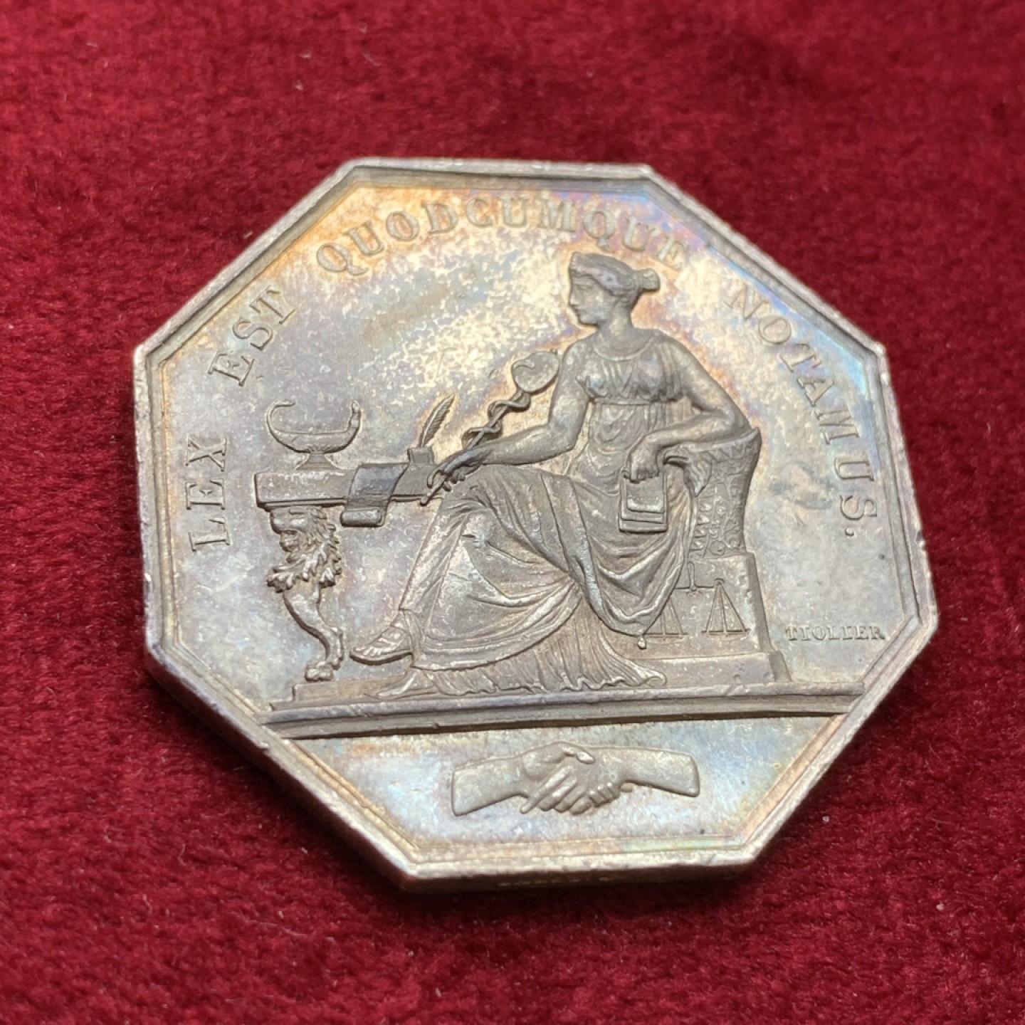 《竞宝斋》第100场-纪念拍卖 (全场包邮)中拍得限量纪念章 法国1845至1860年 公证人银质八角代币 重14.46克 对角直径36.1mm 深五彩包浆 状态难得 手指边铭 银标