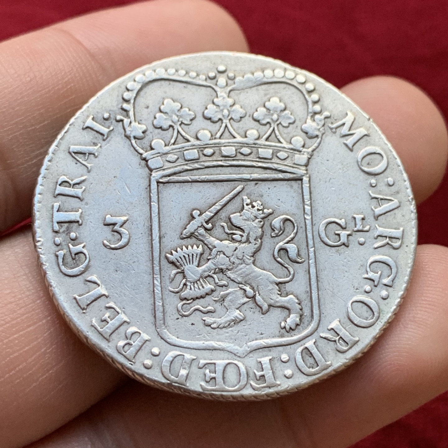 《竞宝斋》第100场-纪念拍卖 (全场包邮)中拍得限量纪念章 荷兰 1795年 3盾 女站人大银币 31.34克 的大重量  打制均匀 细节很不错 难得裸币 斜边齿 非常有特色