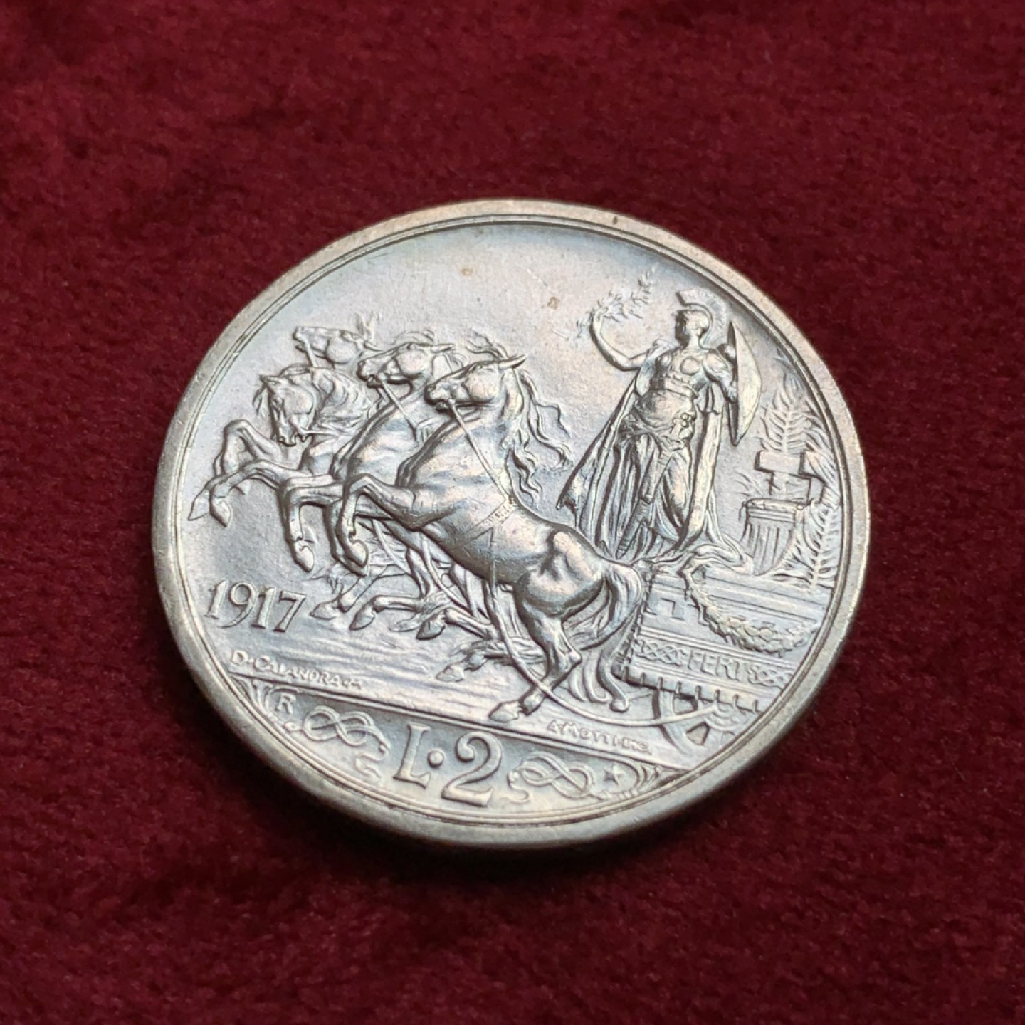 《竞宝斋》第100场-纪念拍卖 (全场包邮)中拍得限量纪念章 意大利 1917年 2里拉 马车银币 原味包浆 细节保存的很好