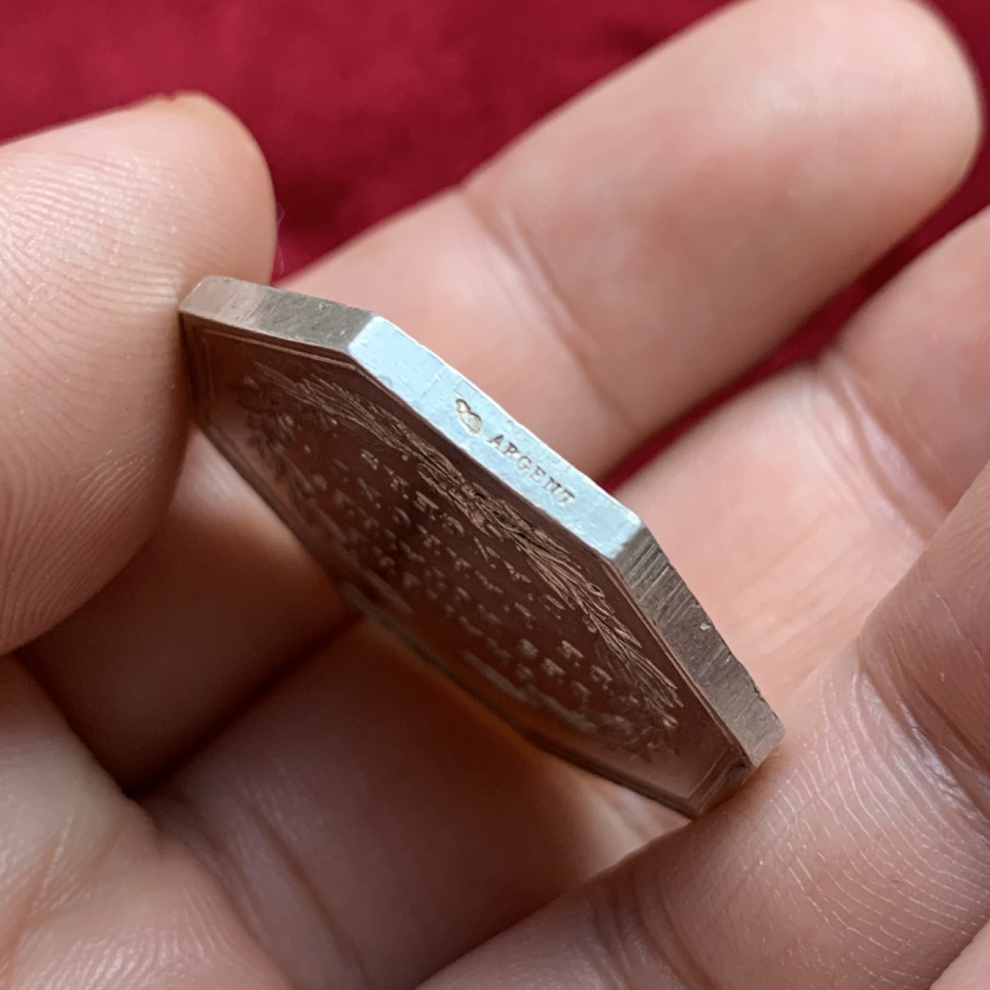 《竞宝斋》第100场-纪念拍卖 (全场包邮)中拍得限量纪念章 法国1880至1898年 公证人八角银章 15.12克 对角直径33.62mm 丰饶角边铭