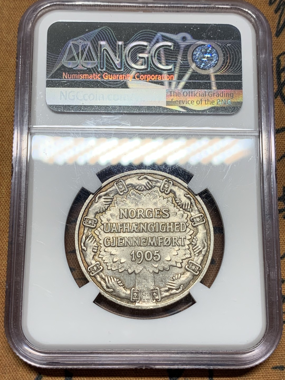 《竞宝斋》第100场-纪念拍卖 (全场包邮)中拍得限量纪念章 NGC MS-66 挪威 1906年 独立日 2克朗，挪威系列的必藏品，维京战斧、大窗帘的经典设计，顶级分数 很难再遇上