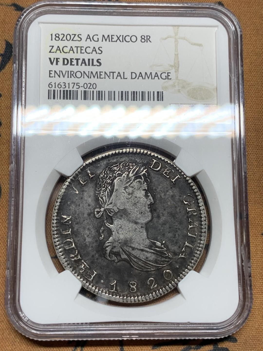《竞宝斋》第100场-纪念拍卖 (全场包邮)中拍得限量纪念章 NGC VF 墨西哥 1820年Zs AG 内战版 费七 8R 双柱大银币 非常少见的版别 自然状态 包浆好 当时条件所限文字都蚯蚓体