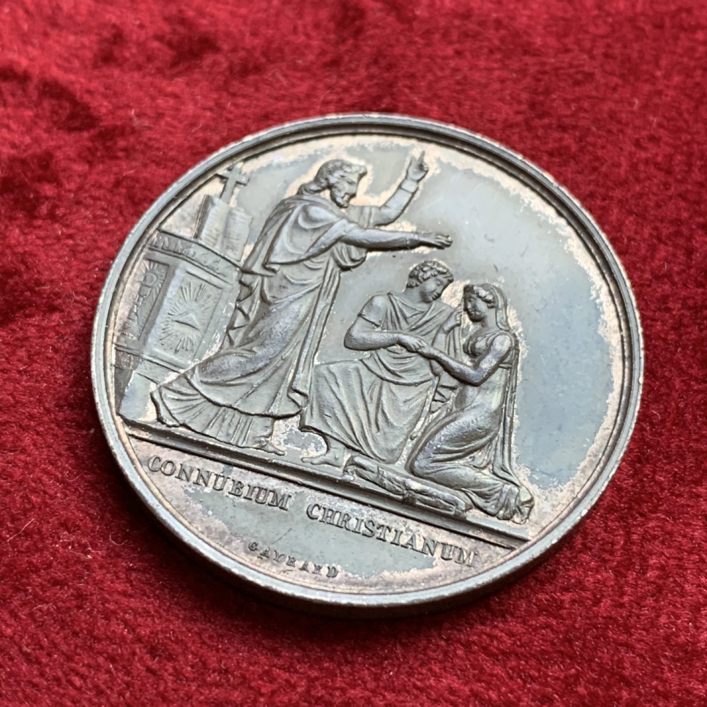 《竞宝斋》第100场-纪念拍卖 (全场包邮)中拍得限量纪念章 法国19世纪 银质结婚纪念章 背面带字母缩写 深褐色包浆 状态非常好 直径32.7mm 重16.33克