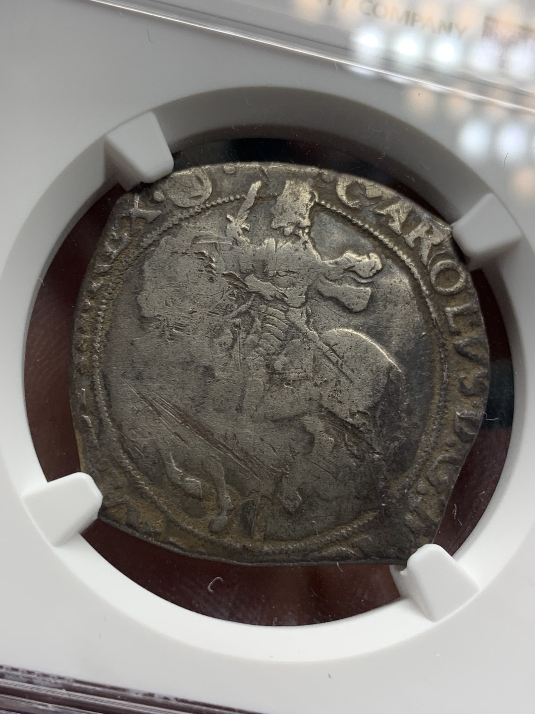 《竞宝斋》第100场-纪念拍卖 (全场包邮)中拍得限量纪念章 NGC 评级 英国 查理一世 1645-46年 半克朗骑马银币 制作条件所限 普遍弱打 不想吐糟N了  人像已经非常清晰 书价极高