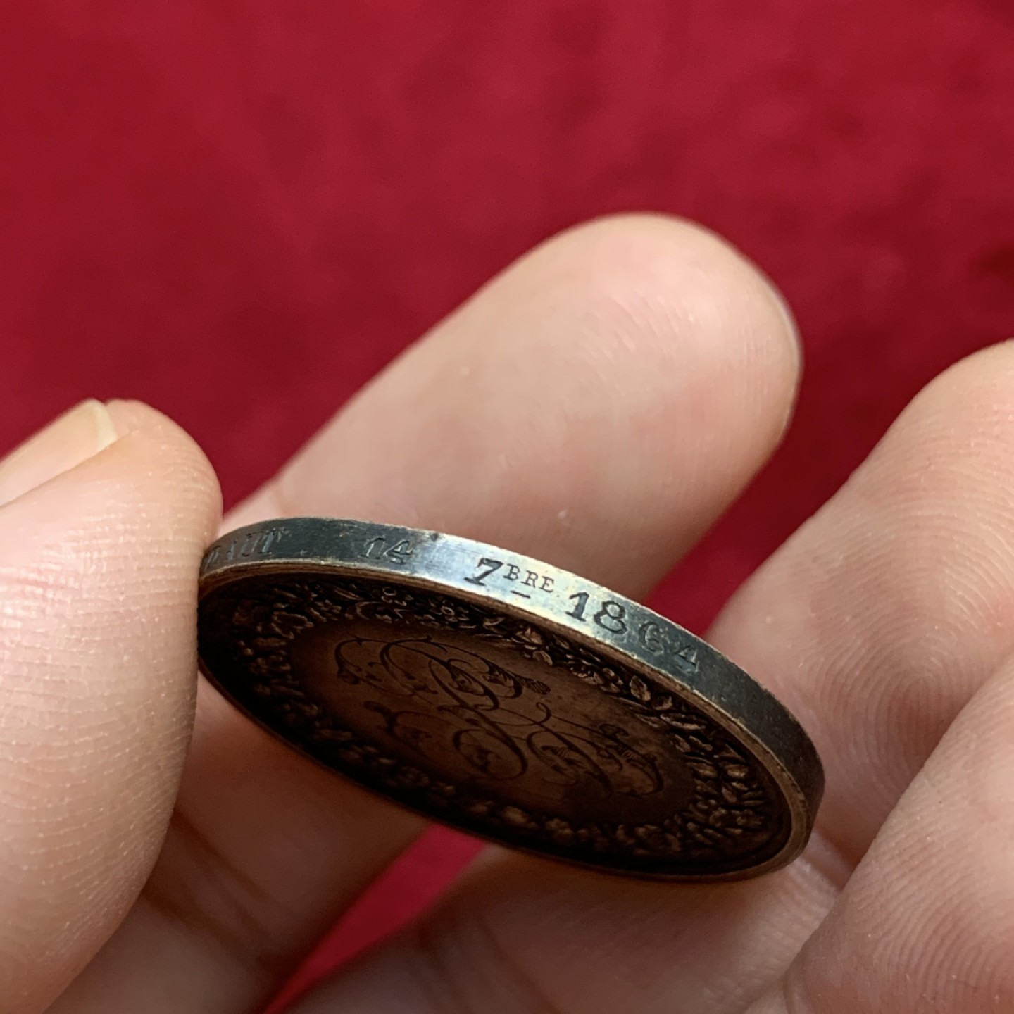 《竞宝斋》第100场-纪念拍卖 (全场包邮)中拍得限量纪念章 法国1864年 银质结婚纪念章 背面花体铭文 边缘带夫妻名字及结婚日期 蜜蜂边铭 银标 深色包浆 比较难得的一枚 直径23.3mm 重11.3克