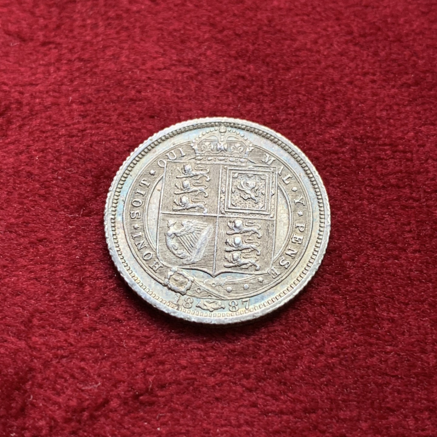 《竞宝斋》第100场-纪念拍卖 (全场包邮)中拍得限量纪念章 英国 1887年 维多利亚女王 6便士银币 好细节 深包浆 难得裸币