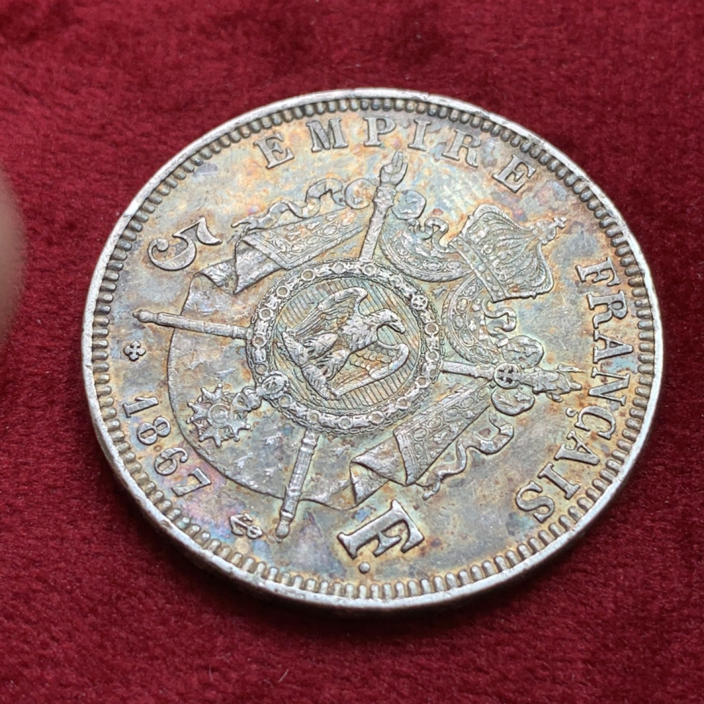 《竞宝斋》第100场-纪念拍卖 (全场包邮)中拍得限量纪念章 法国 1867年 拿三5法郎银币 双面深五彩包浆 细节保存很好 鹰基本没有磨损