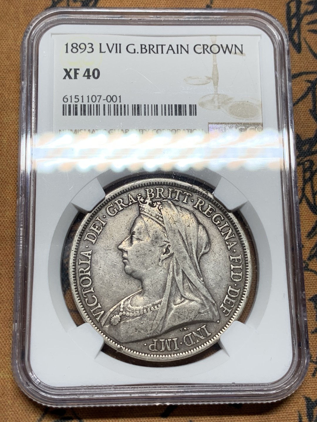 《竞宝斋》第100场-纪念拍卖 (全场包邮)中拍得限量纪念章 NGC XF40 英国 1893年 维多利亚女王 披纱版 克朗马剑银币 原味包浆 尽在状态中