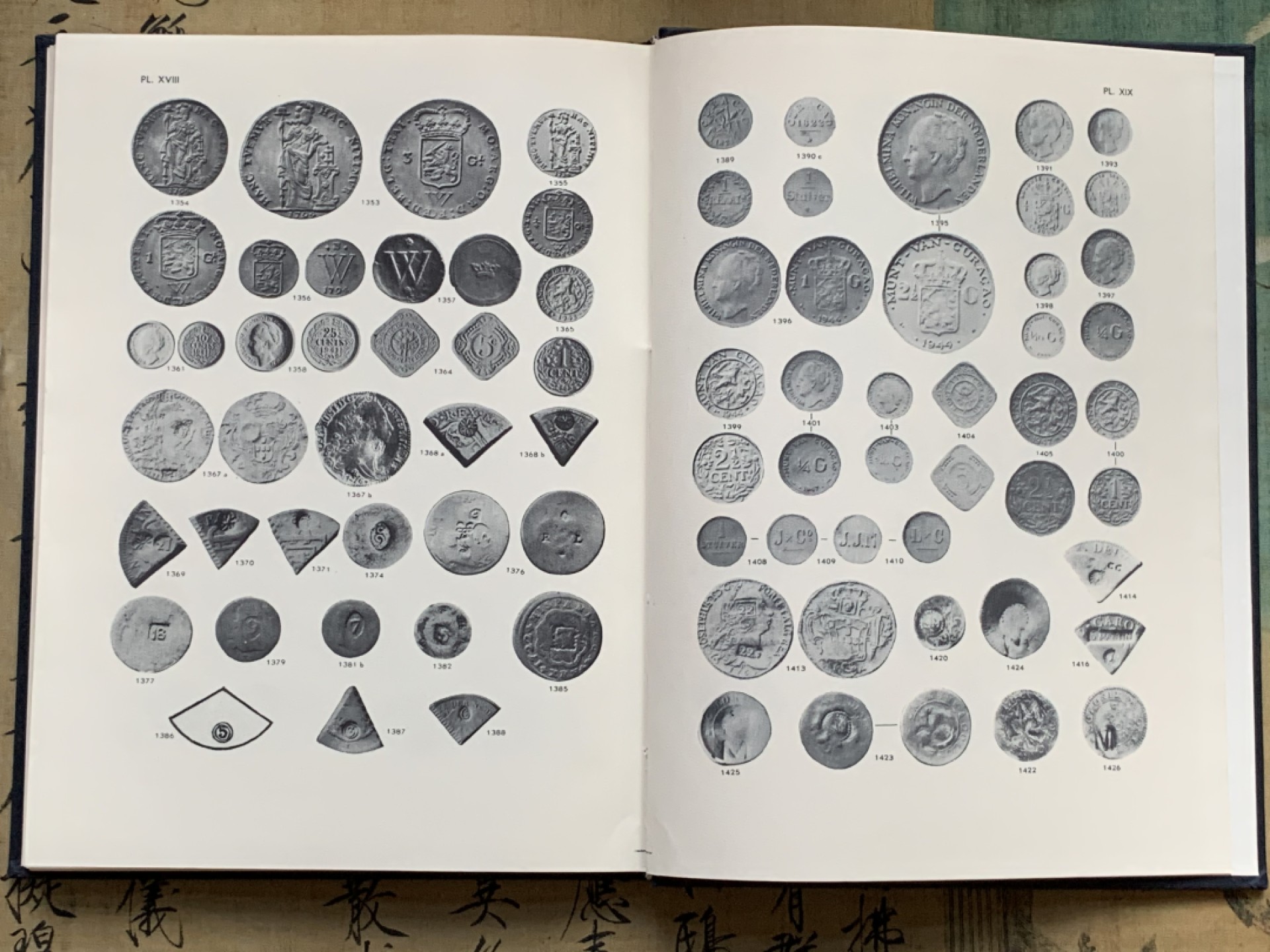 《竞宝斋》第100场-纪念拍卖 (全场包邮)中拍得限量纪念章 精装 荷兰 1601-1948 海外殖民地 钱币参考目录 记录海上马车夫 当年各殖民地钱币的信息 书接近A4纸大小 非常少见