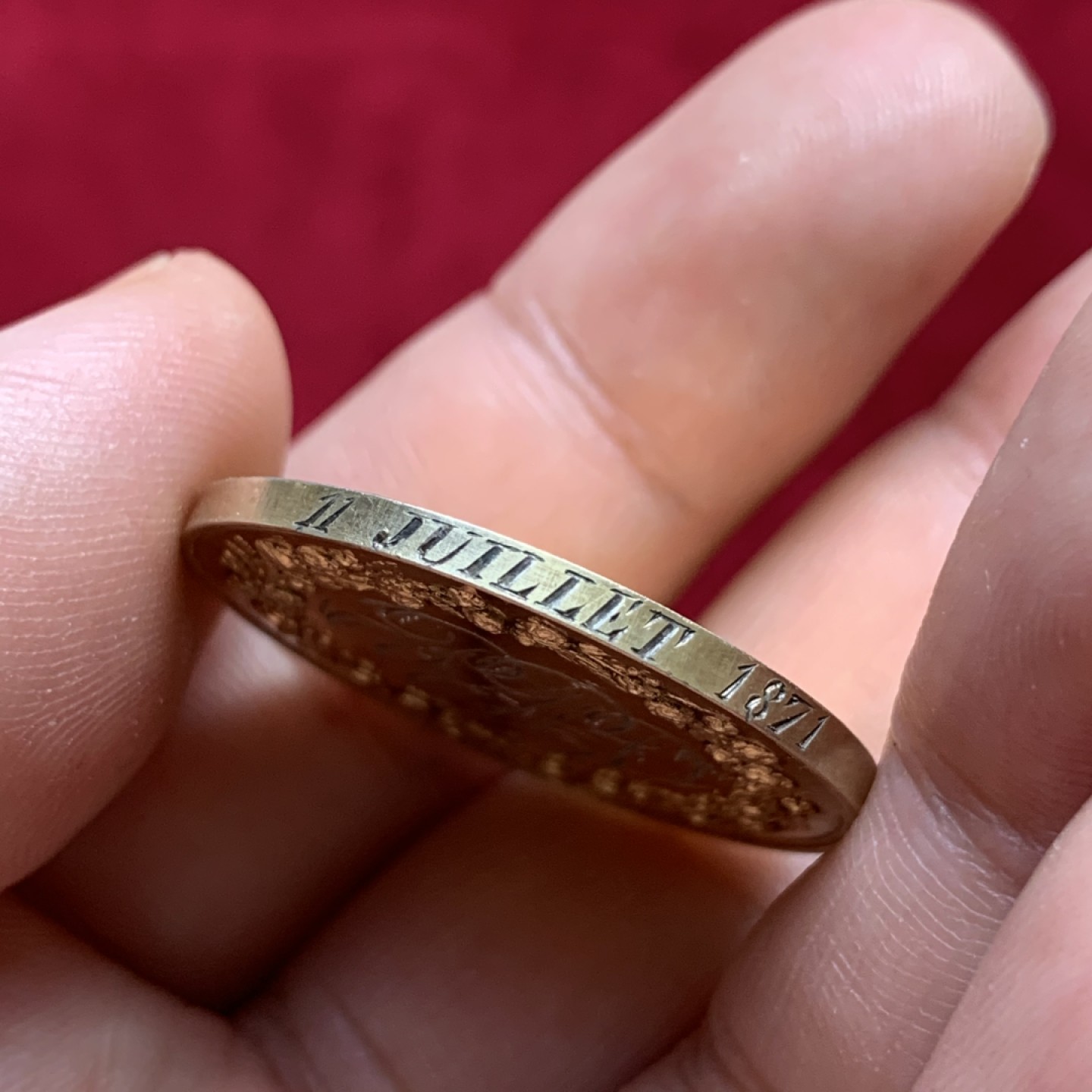 《竞宝斋》第100场-纪念拍卖 (全场包邮)中拍得限量纪念章 法国 1871年 银质结婚纪念章 面花体铭文 边缘带结婚日期镀金版 蜜蜂边铭 银标 非常少见 直径30.1mm 重12.25克