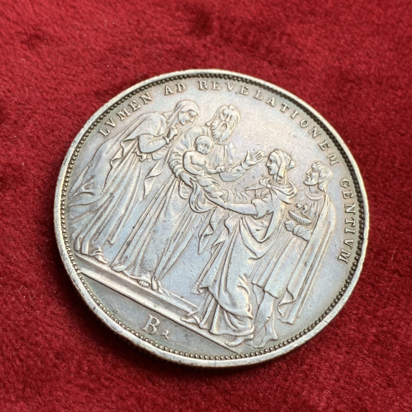 《竞宝斋》第100场-纪念拍卖 (全场包邮)中拍得限量纪念章 梵蒂冈1831年 耶稣降生大银币 顶部边齿有痕迹 细节见图