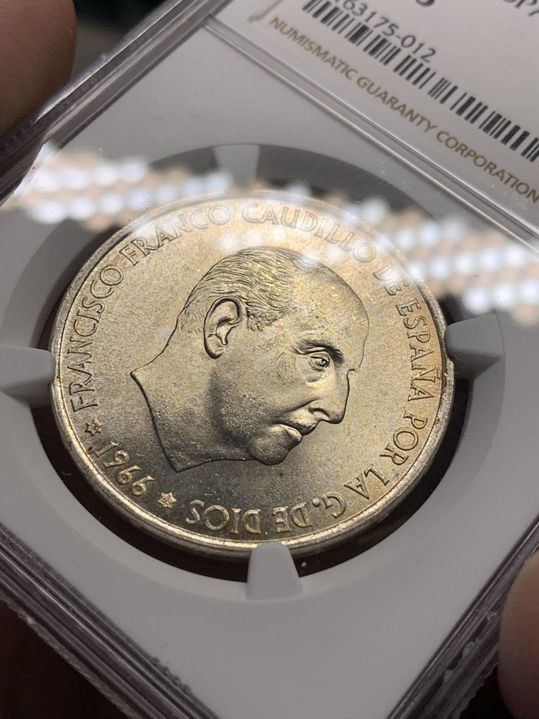 《竞宝斋》第100场-纪念拍卖 (全场包邮)中拍得限量纪念章 NGC MS65 西班牙 1966年68版 独裁者 弗朗哥 100比塞塔银币 高分好状态 没他就没有了现在的西班牙王室