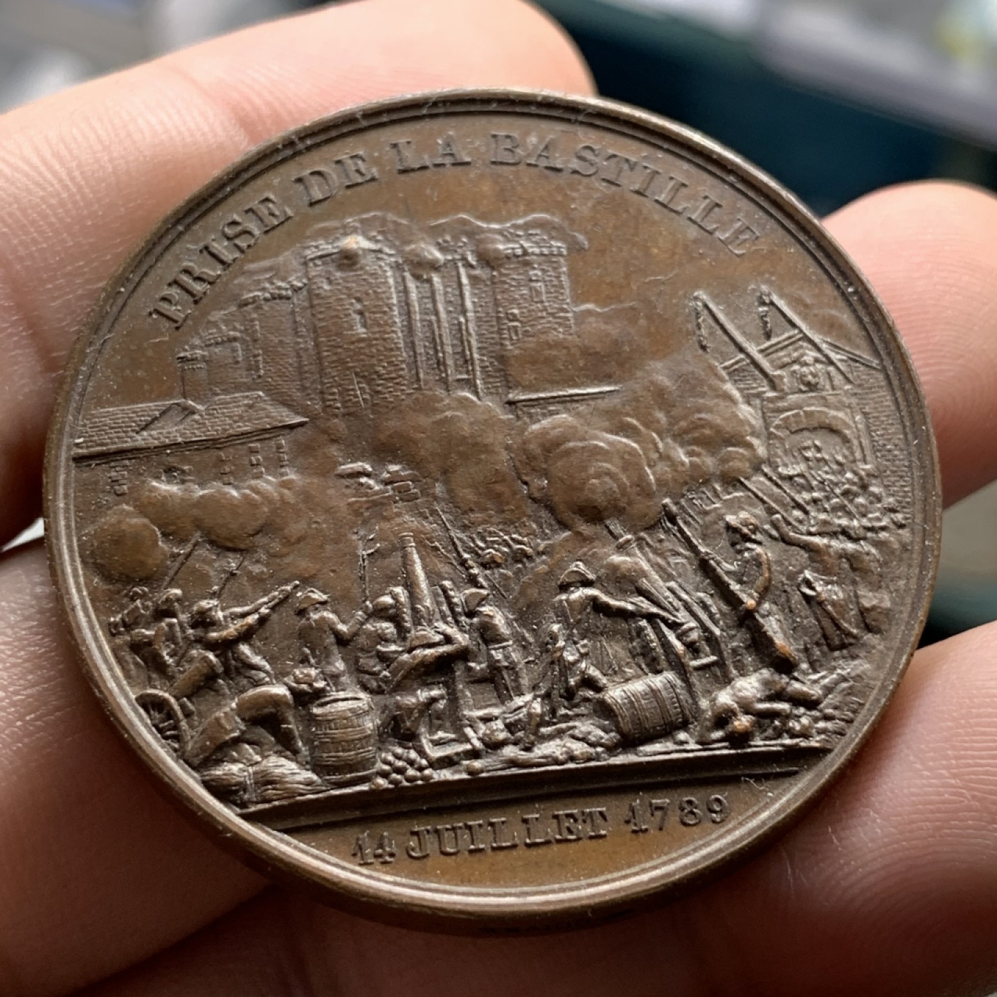 《竞宝斋》第100场-纪念拍卖 (全场包邮)中拍得限量纪念章 法国 1844年 纪念 攻占巴士底狱 铜章 巧克力包浆 细节精美 仿佛身临其境  重43.7克 直径42.4mm 厚重 手指铭