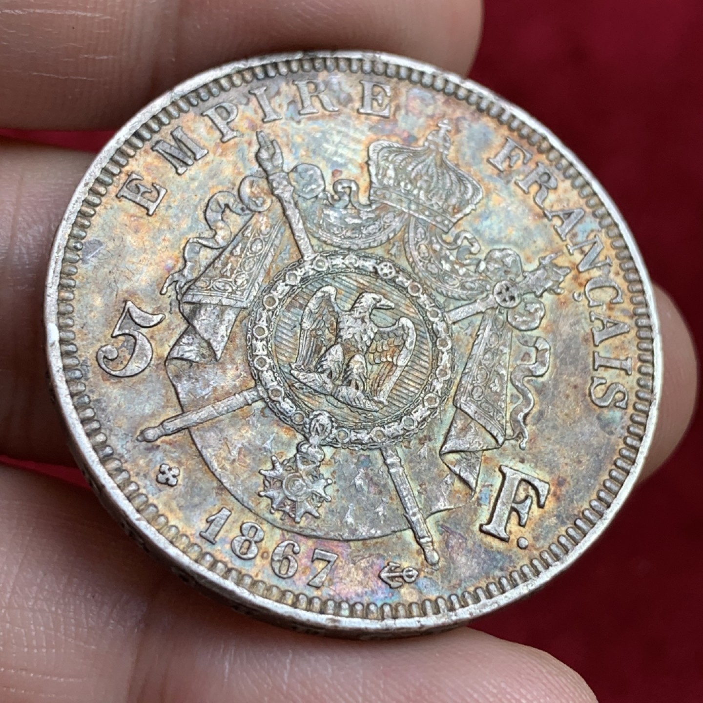 《竞宝斋》第100场-纪念拍卖 (全场包邮)中拍得限量纪念章 法国 1867年 拿三5法郎银币 双面深五彩包浆 细节保存很好 鹰基本没有磨损