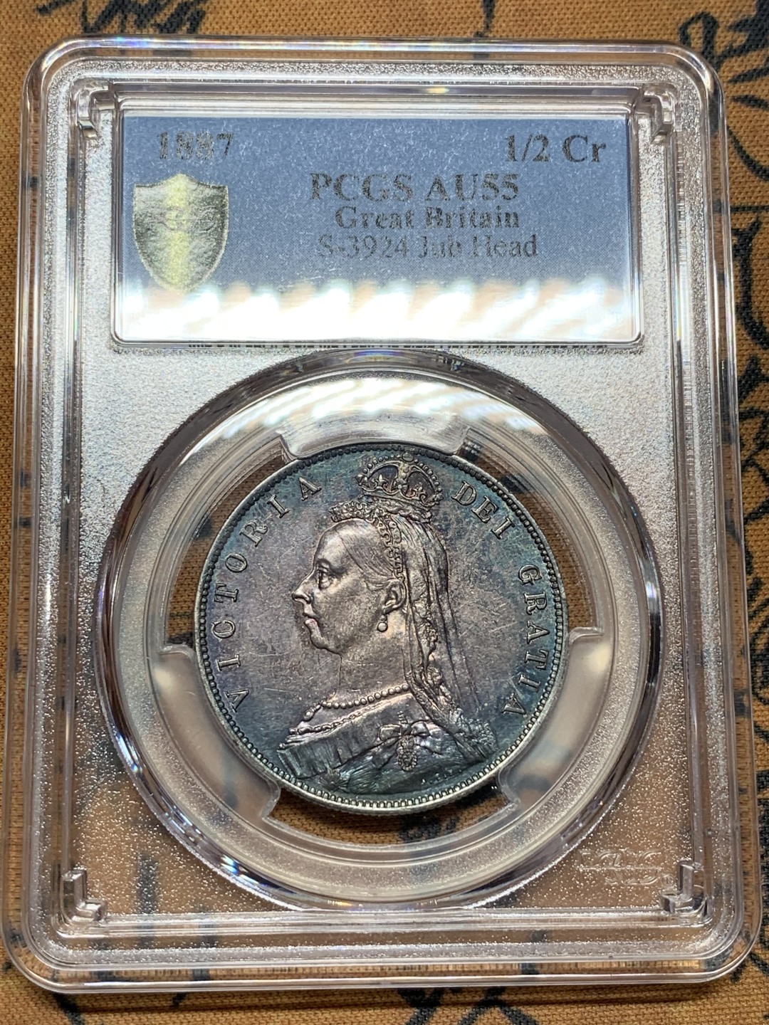 《竞宝斋》第100场-纪念拍卖 (全场包邮)中拍得限量纪念章 PCGS AU55 英国 1887年 维多利亚女王 高冠版 半克朗银币 奇幻的色彩 15购买18年送评22年上拍 别错过