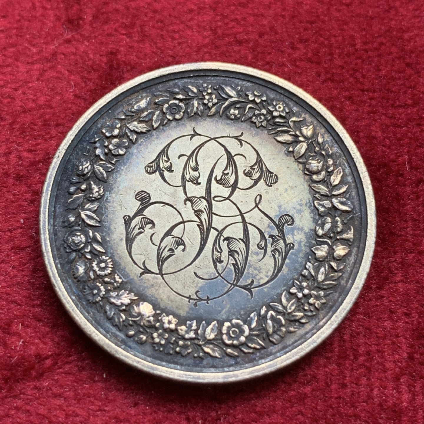 《竞宝斋》第100场-纪念拍卖 (全场包邮)中拍得限量纪念章 法国1864年 银质结婚纪念章 背面花体铭文 边缘带夫妻名字及结婚日期 蜜蜂边铭 银标 深色包浆 比较难得的一枚 直径23.3mm 重11.3克